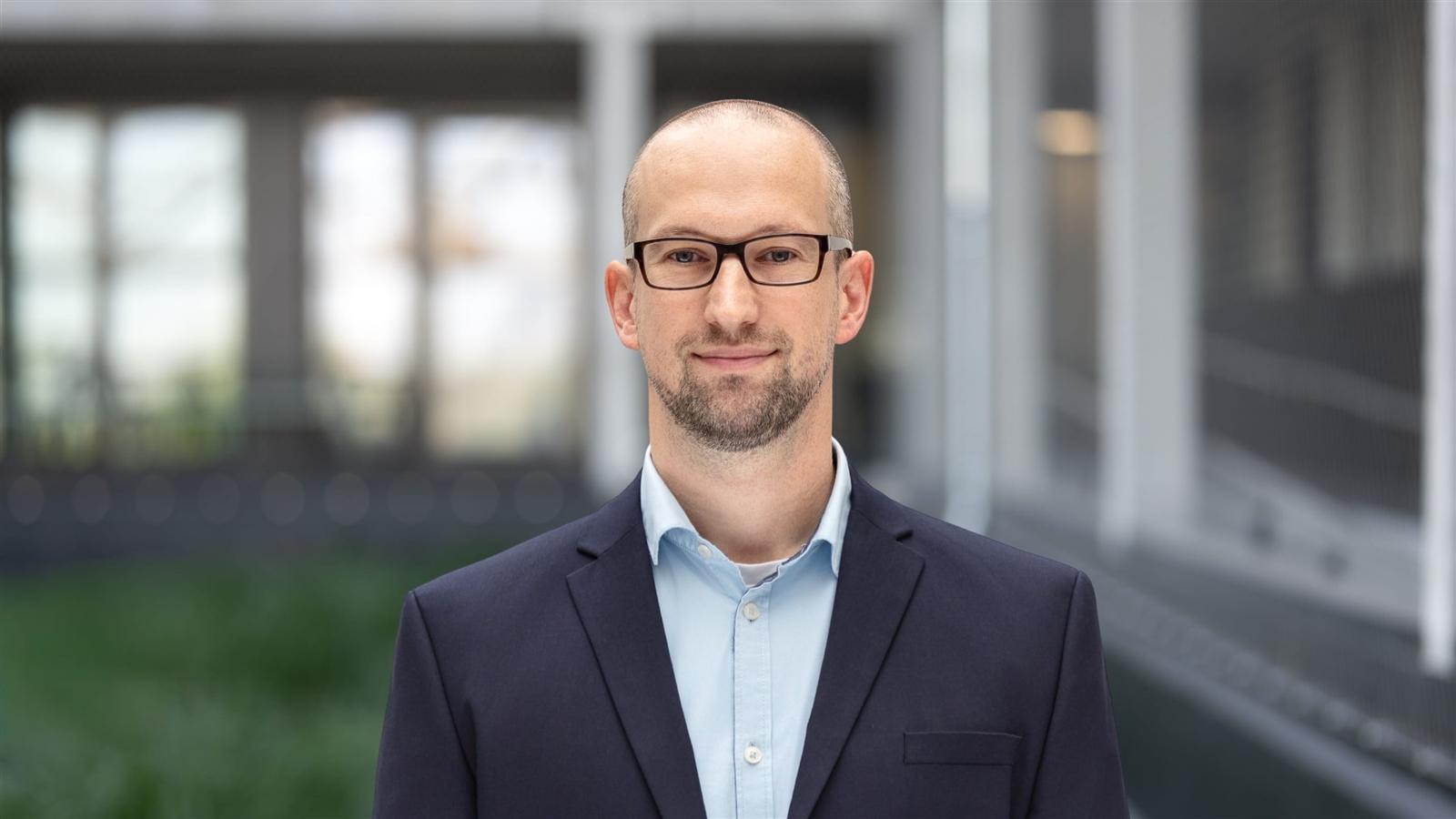 Headshot Simon Klösges