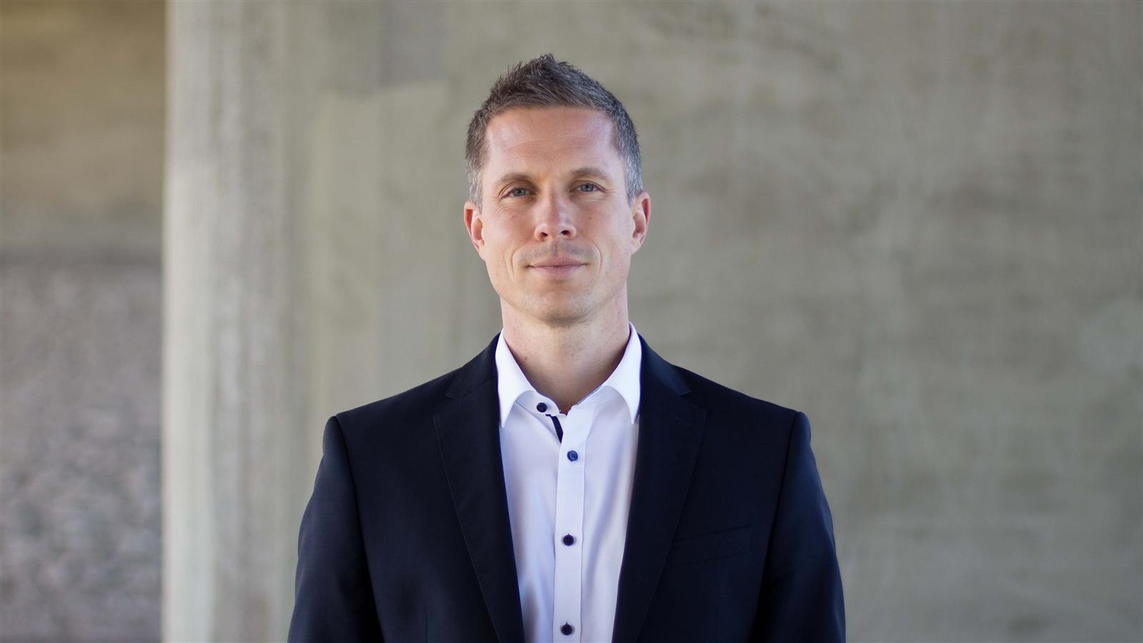 Simon Hettler Headshot 