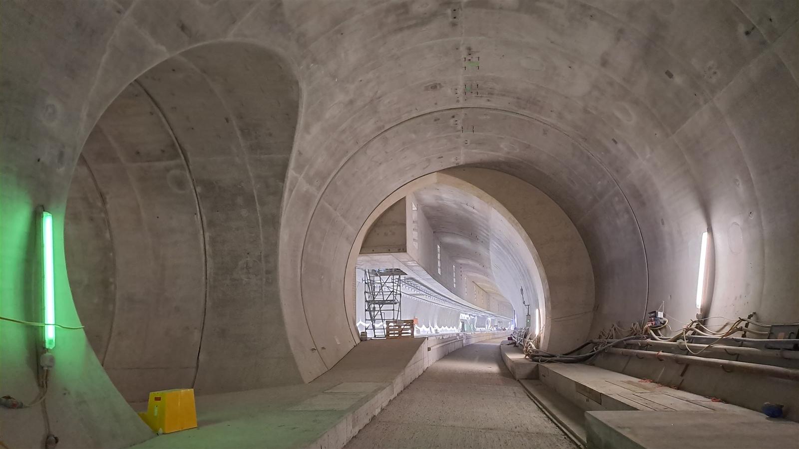 Aufweitungsbauwerk mit Blick zur Bahnstation