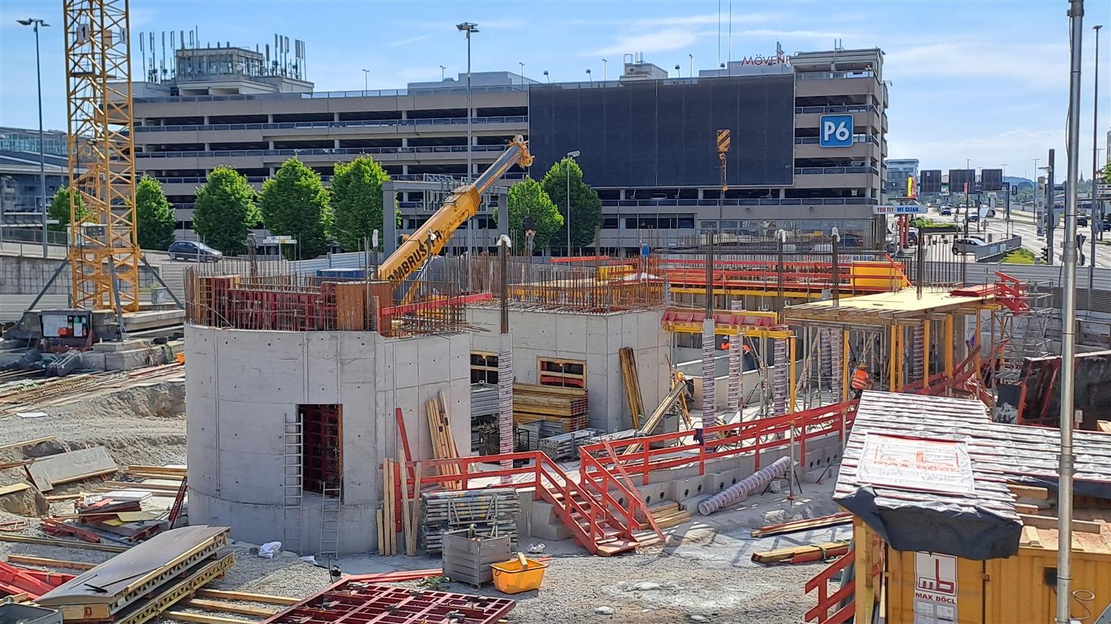 Rohbau des elliptischen Empfangsgebäudes