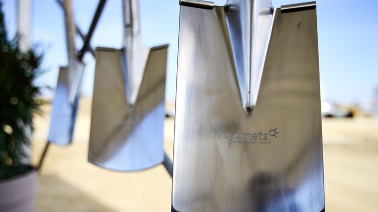 Ground-breaking shovel