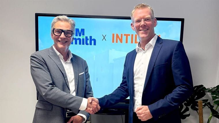 Ralf Bufler und André Haubrock beim Vertragsabschluss