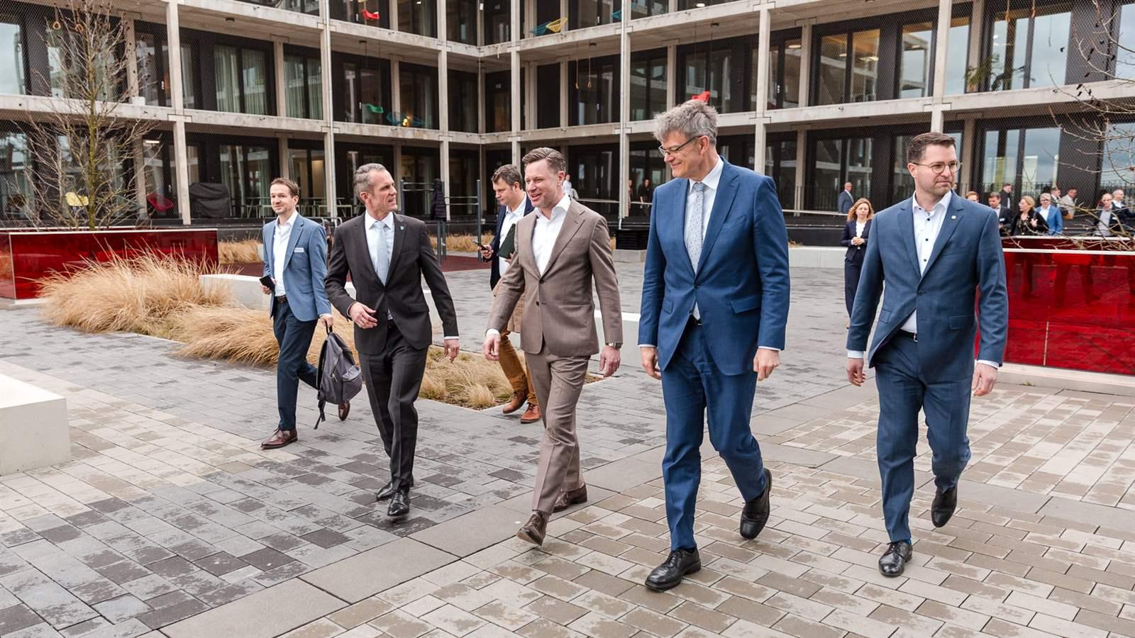 Felix Schwenke, Patrick Schnieder, Daniel Immhäuser, and others are currently heading toward the Circle Cube. 