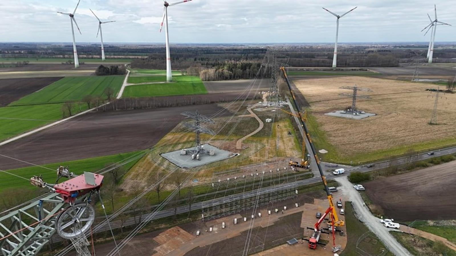 Seilzugarbeiten über Kreuzung