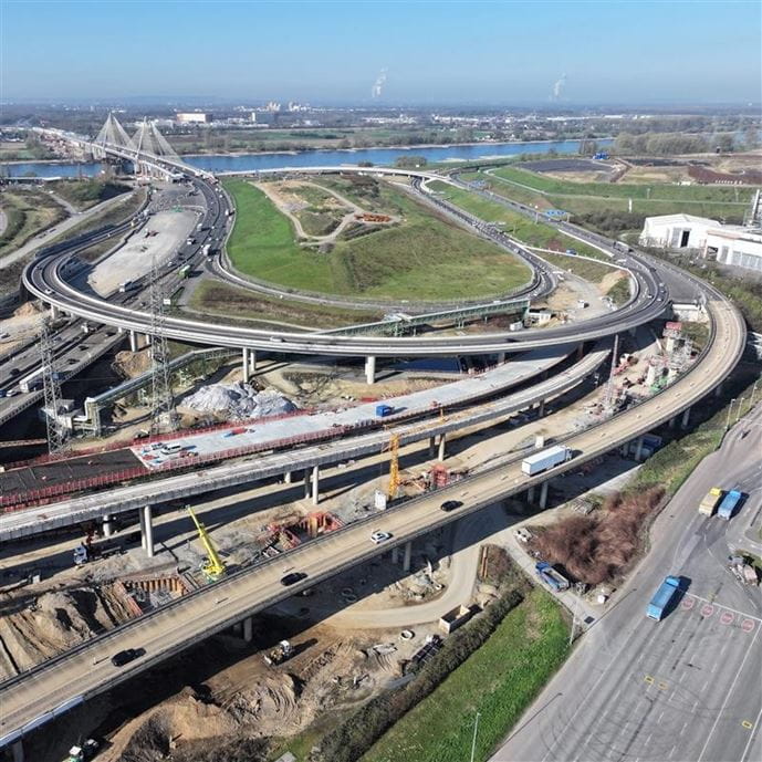 Blick auf das rechtsrheinische Autobahnkreuz