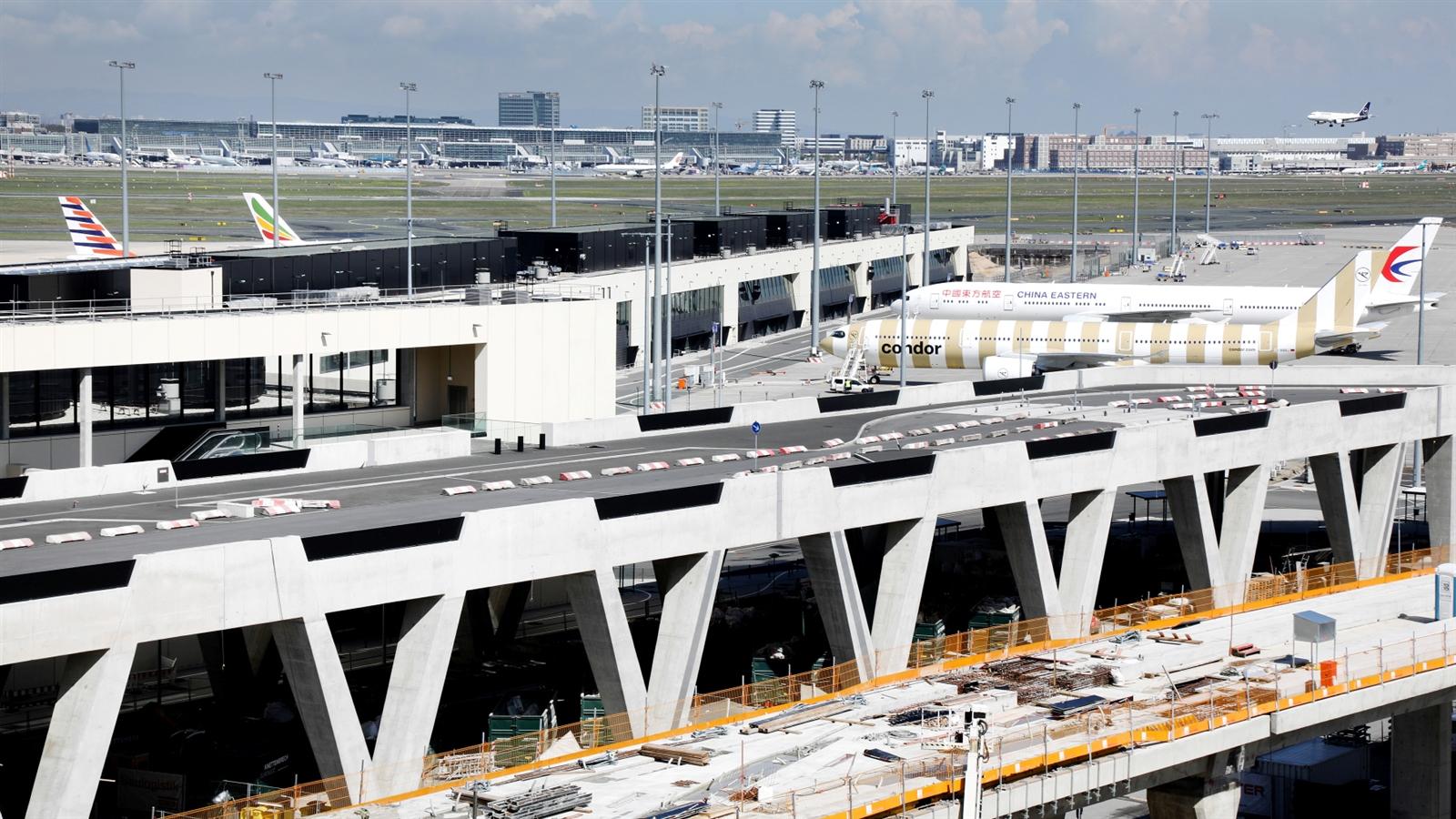 Frankfurt Flughafen Fraport Terminal 3 Vorfahrtstisch